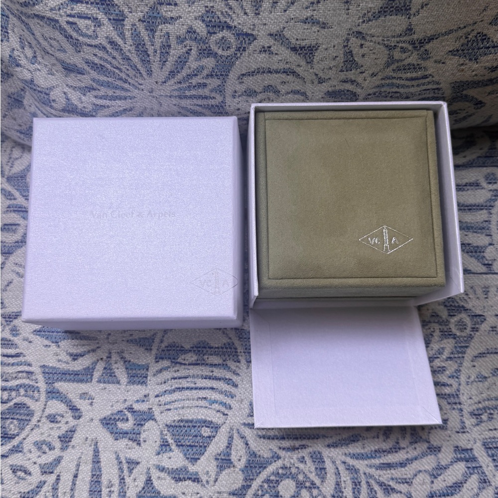 Authentic Van Cleef & Arpels Bracelet Box - image 2